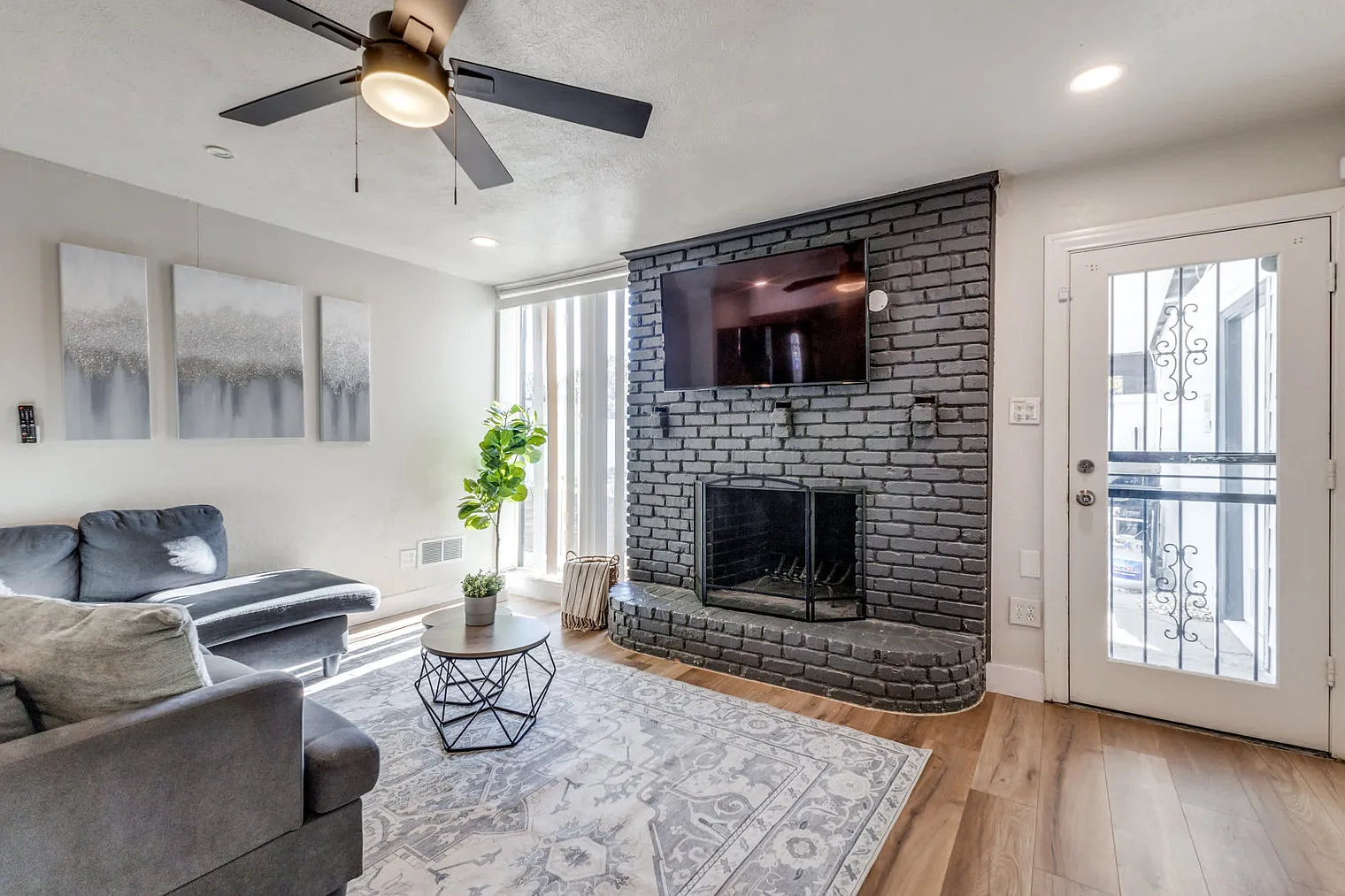 5 bed, 2.0 bath, 2346 sqft, $8,375 — Photo 3