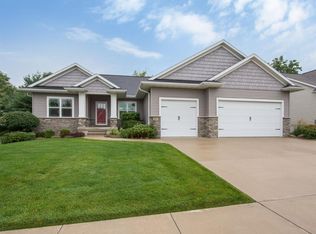 2912 Diamondhead Rd, Hiawatha, IA 52233