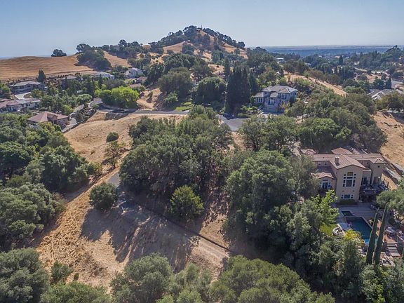 2nd image of 2030 Pinecrest Court