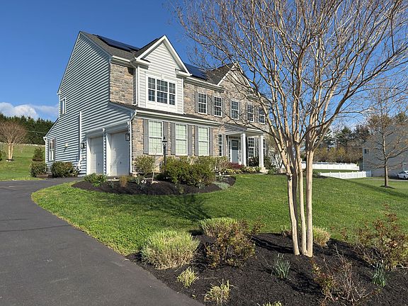 3rd image of 8 Ramsdell Ct
