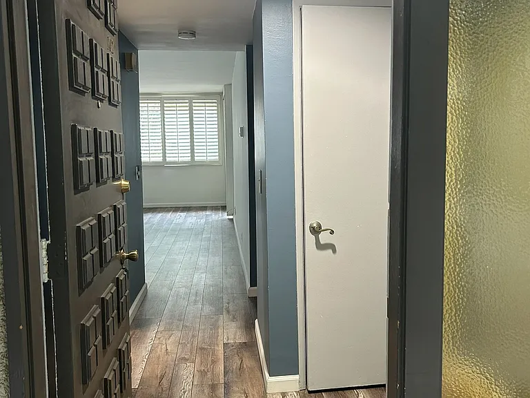 211 S Wilson Ave — Photo 2