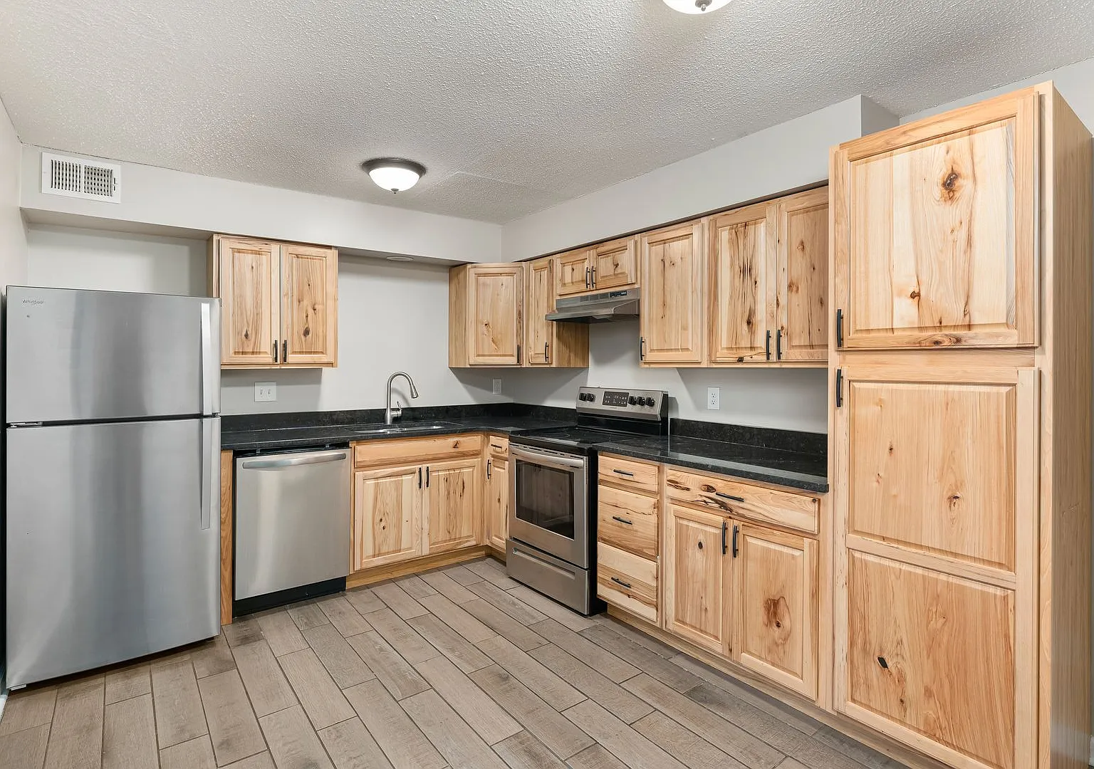 959 W 42nd Street — Photo 3