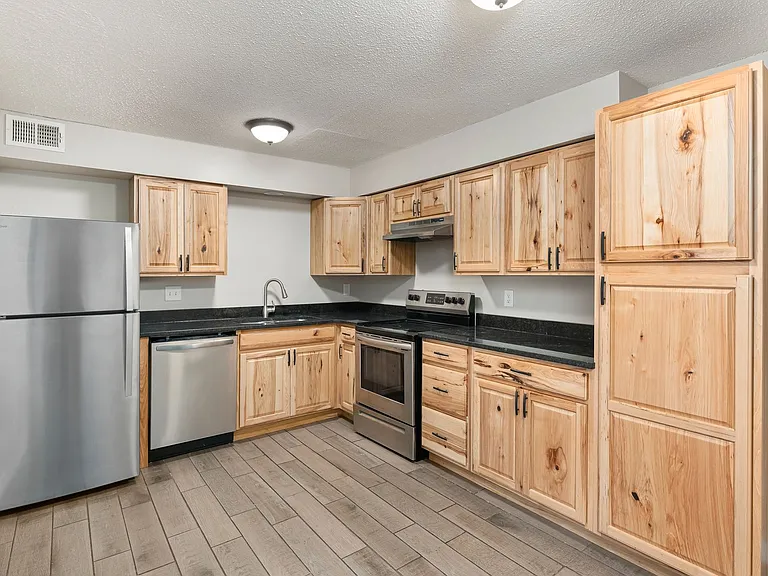 959 W 42nd Street — Photo 3