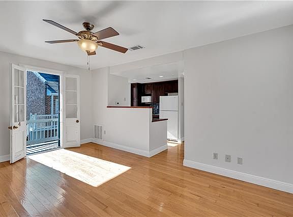 4th image of 527 Burgundy St APT 4