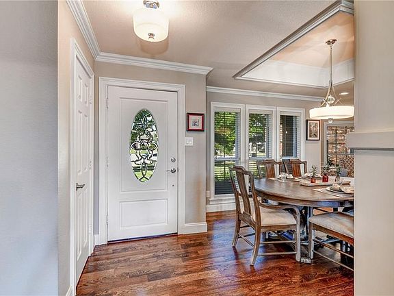 4th image of 3014 Clairemont Ln