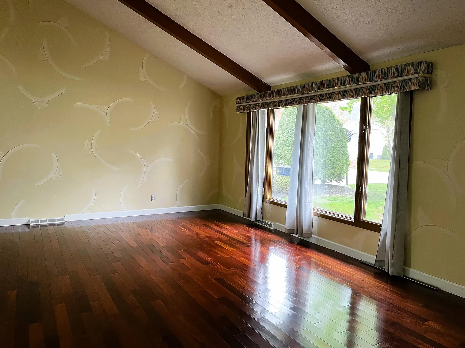 4 bed, 2.5 bath, 2512 sqft, $3,700 — Photo 2