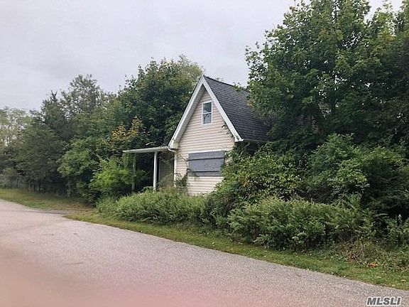 5th image of 300 Railroad Ave
