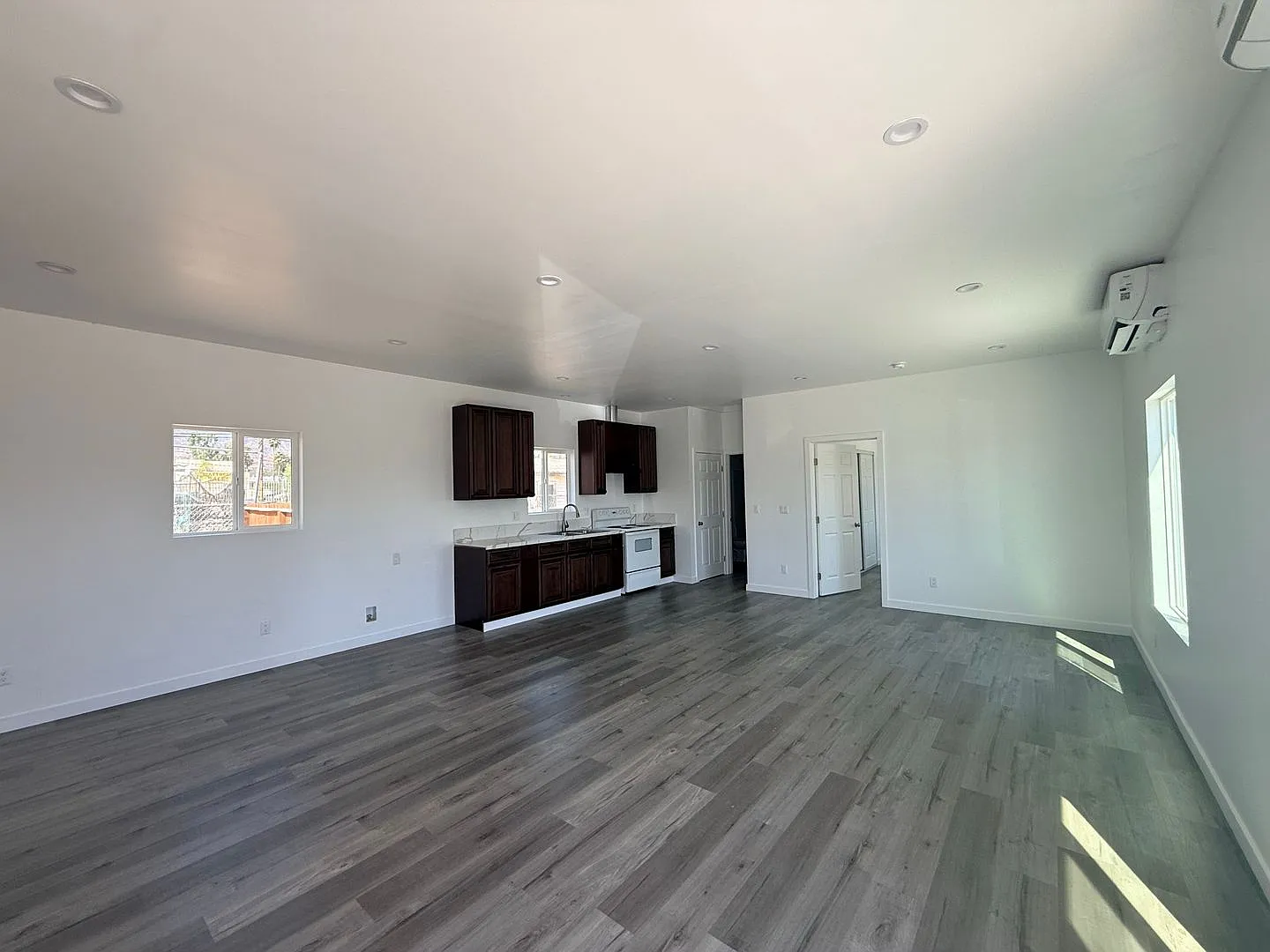 2377 Del Rosa Ave — Photo 4