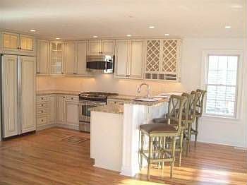 3rd image of 807 Saint James Pl