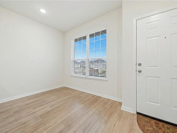 5th image of 1443 Lake Ridge Dr