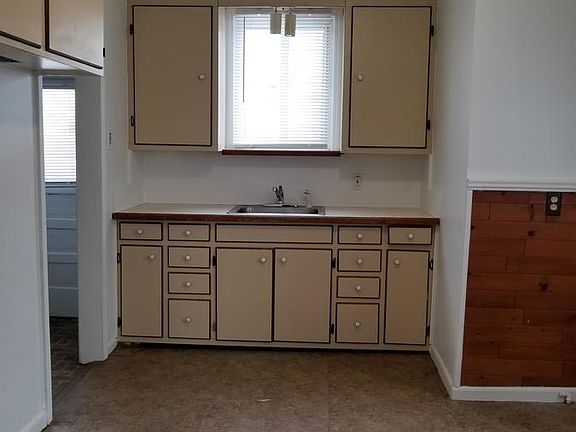 5th image of 28085 Waverly St
