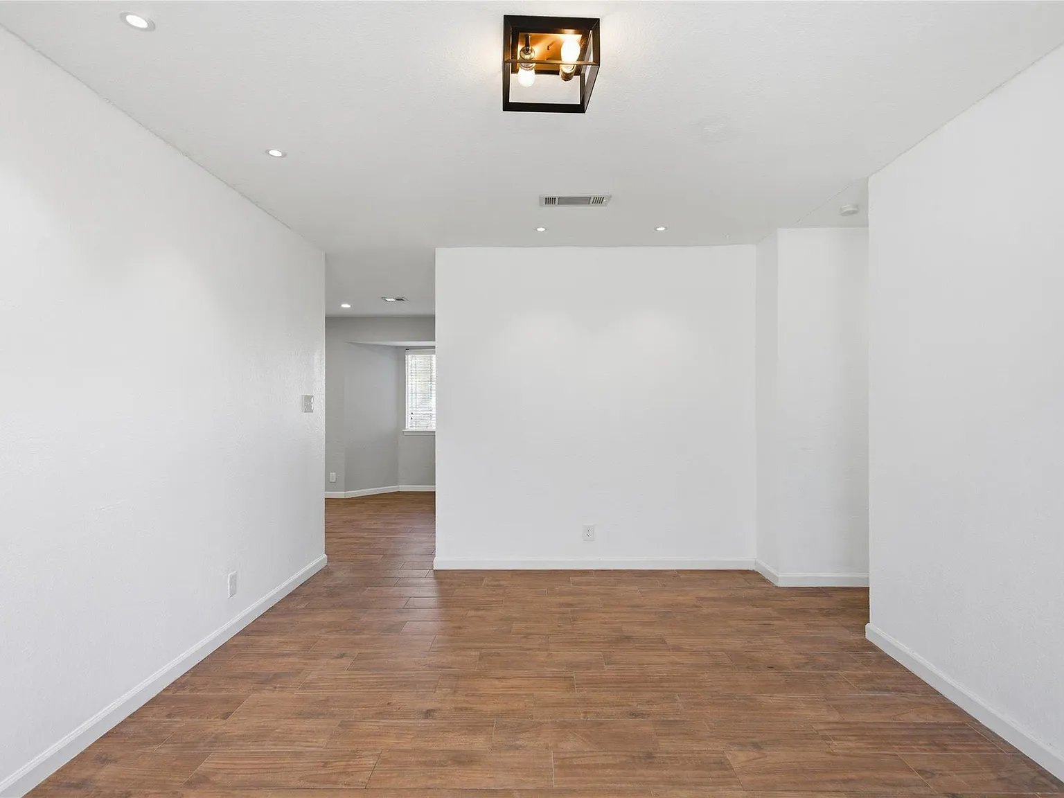 3 bed, 1.0 bath, 934 sqft, $2,100 — Photo 3