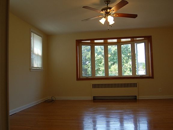 3rd image of 936 E Roumfort Rd