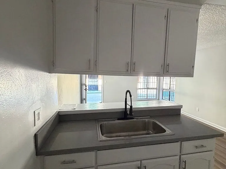 1443 W 105th St — Photo 9