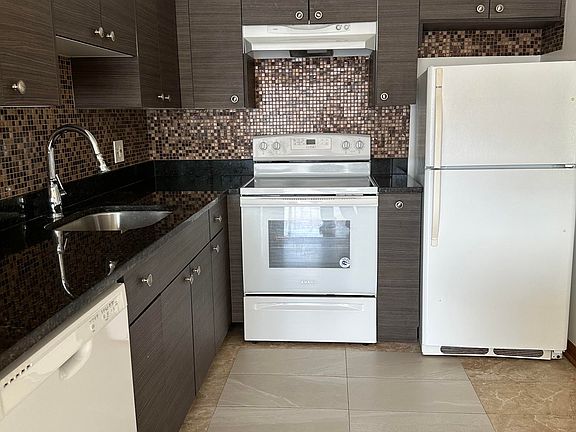 2nd image of 1639-304 Oakwood Ave #1639-304