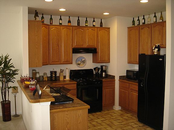 Kitchen with breakfast bar