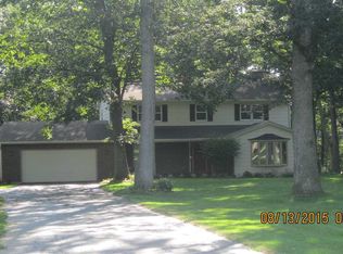 2071 Running Deer Ln, Freeport, IL 61032