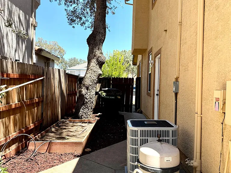 497 Williams St — Photo 59