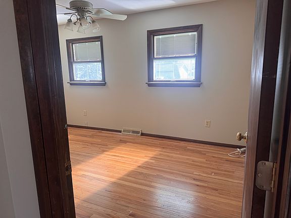 5th image of 958 Howell St