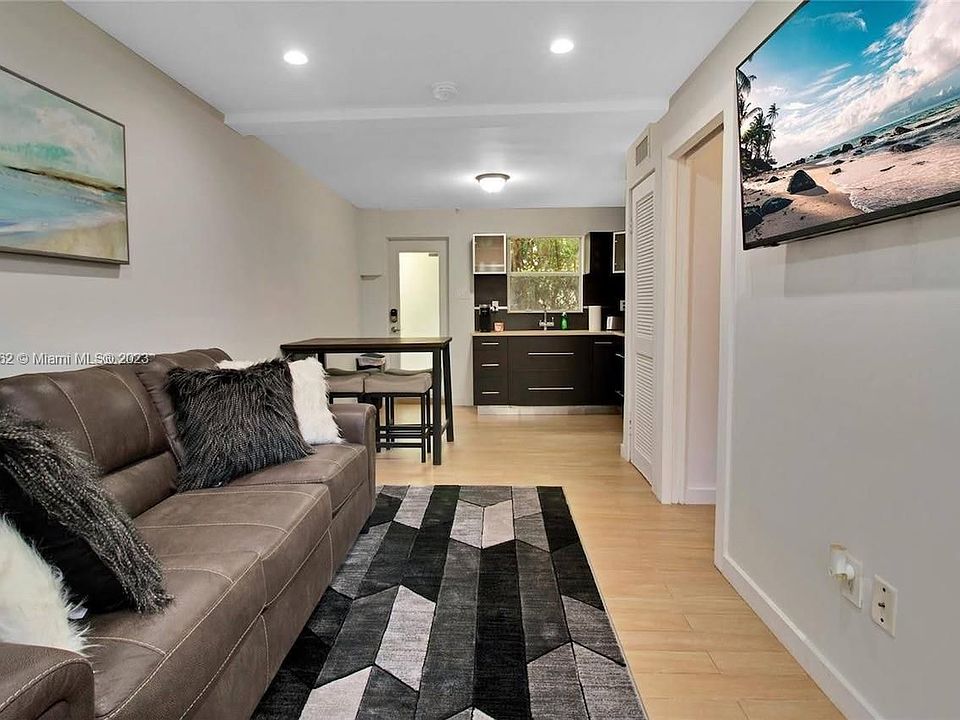 1st image of 833 W 39th St APT 5