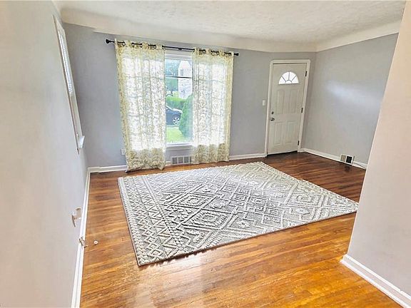 2nd image of 1589 Woodhurst Ave
