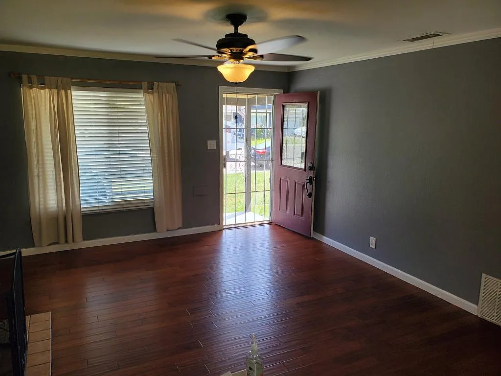 213 W Norwich Dr — Photo 1