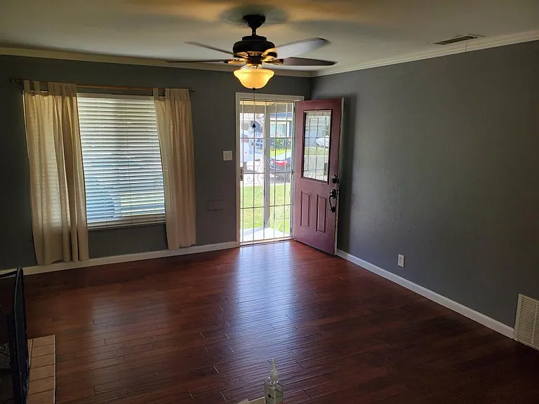 213 W Norwich Dr — Photo 1