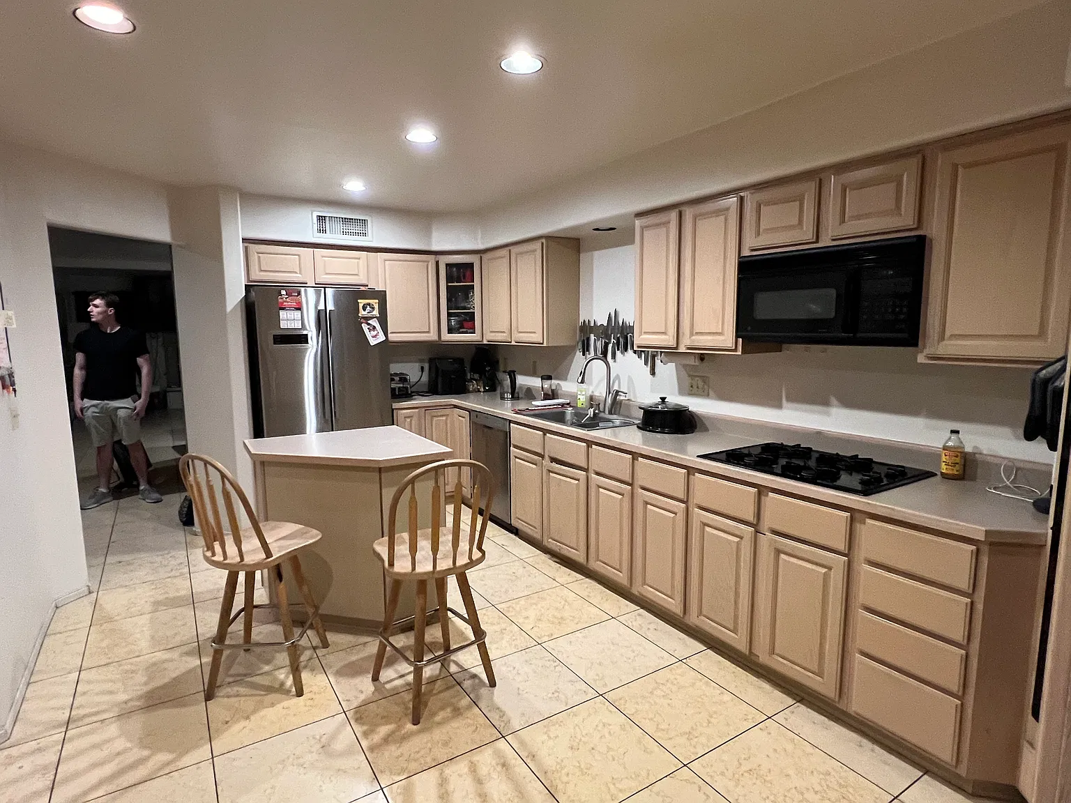3 bed, 2299 sqft, $2,100 — Photo 1