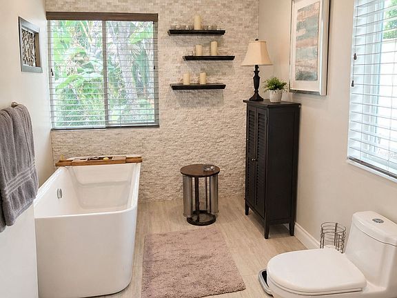 2nd image of 5706 Comanche Ave #5706