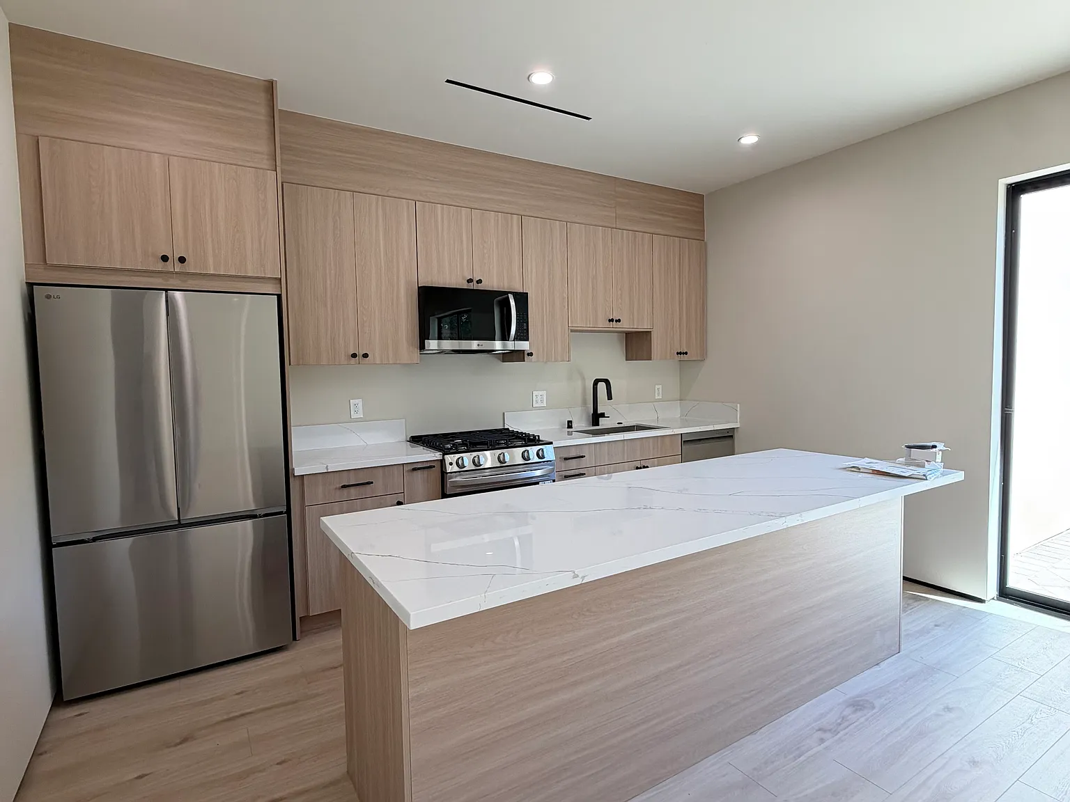 3 bed, 1386 sqft, $6,500 — Photo 2
