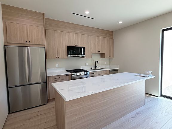 2nd image of 5656 Mammoth Ave