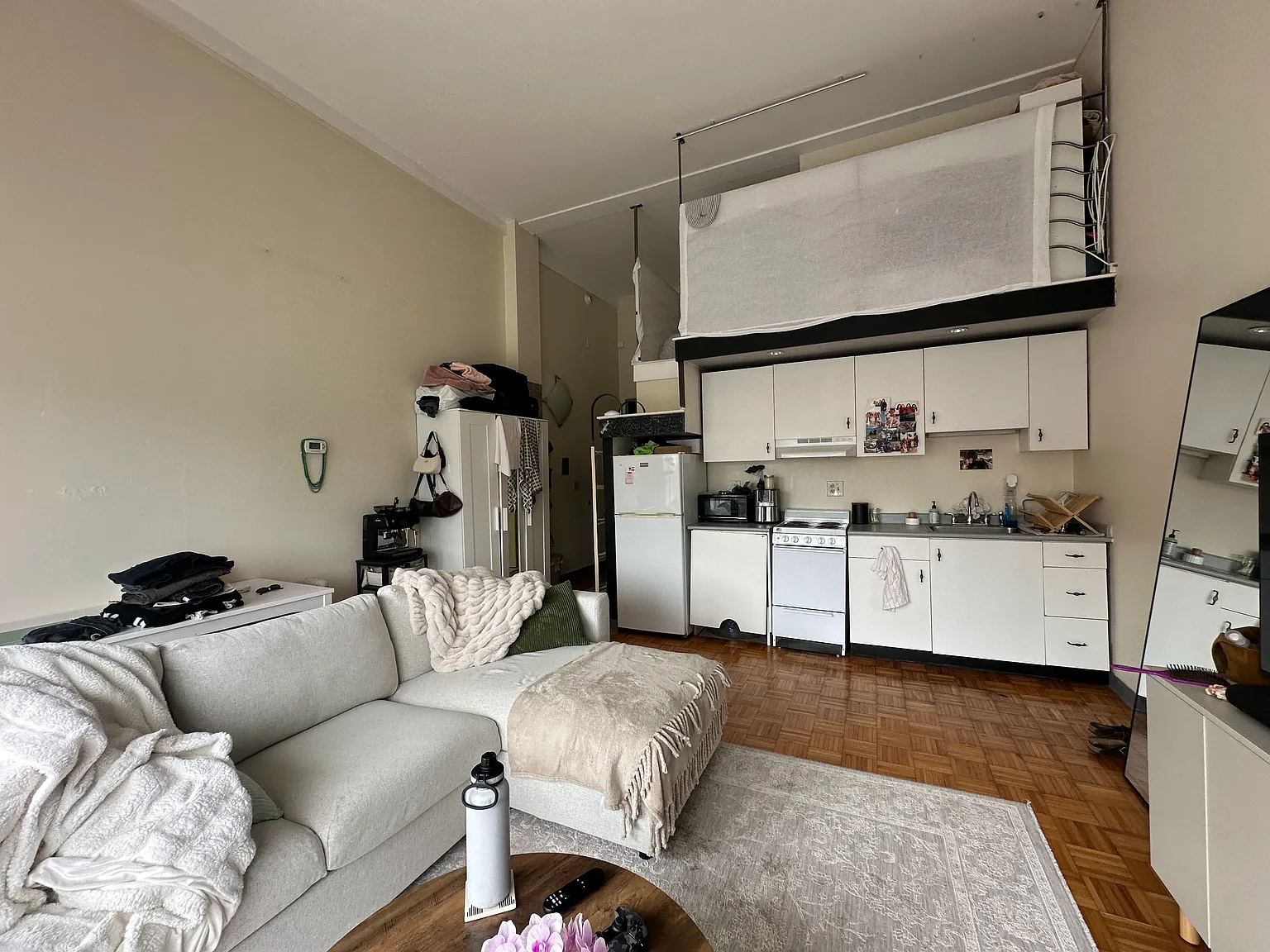 Studio, 400 sqft, $2,500 — Photo 3