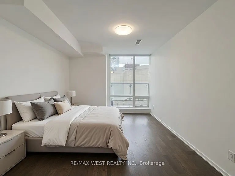 1 Bloor St E #524 — Photo 6