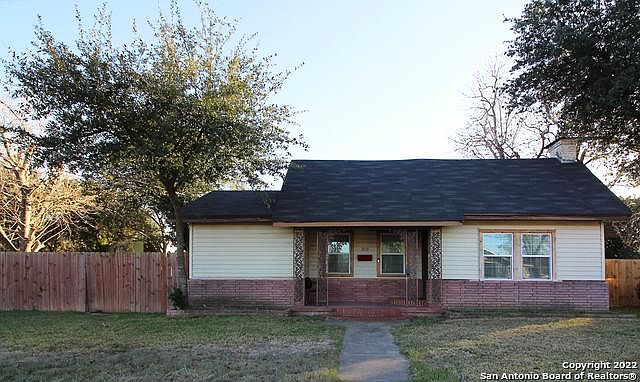 1st image of 300 E Pyron Ave