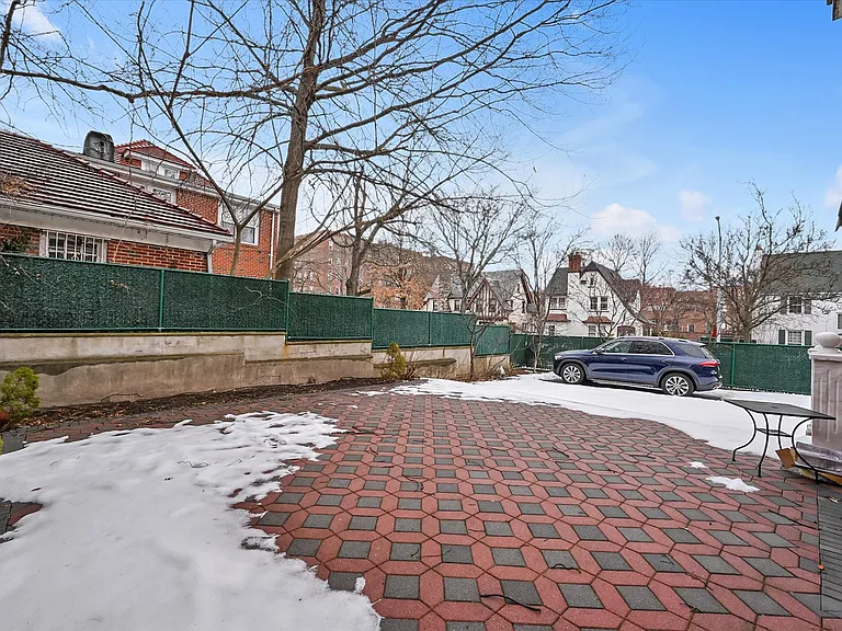 77-16 Kew Forest Ln — Photo 24