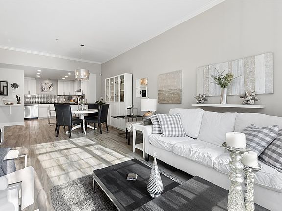 4th image of 293 Smithe St #104