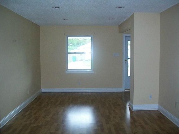 2nd image of 3108 Taft Pkwy