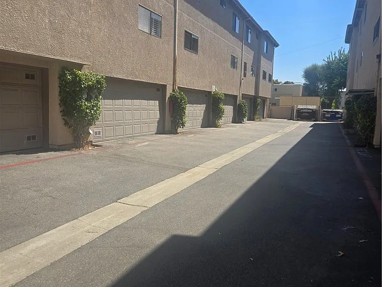15137 Magnolia Blvd #C — Photo 3