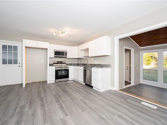 3rd image of 3413 Deerbrook Dr