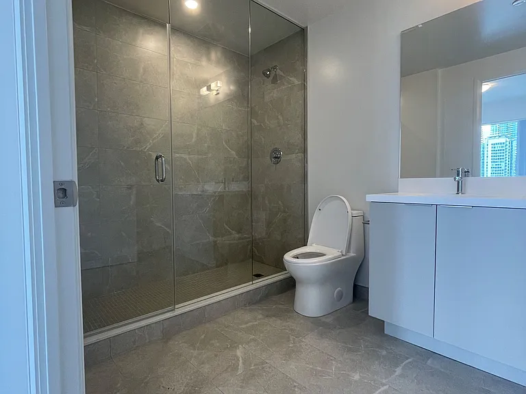 400 King St W #1017 — Photo 7