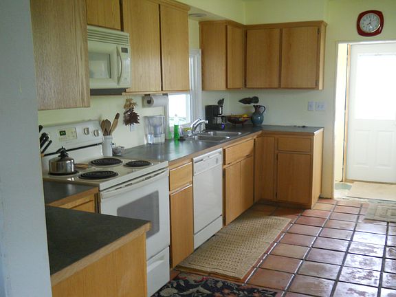 Spacious, bright kitchen