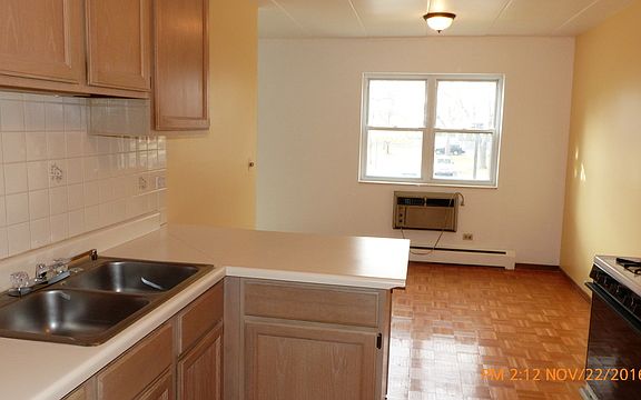 3rd image of 100 N Lincoln Ln APT 2C