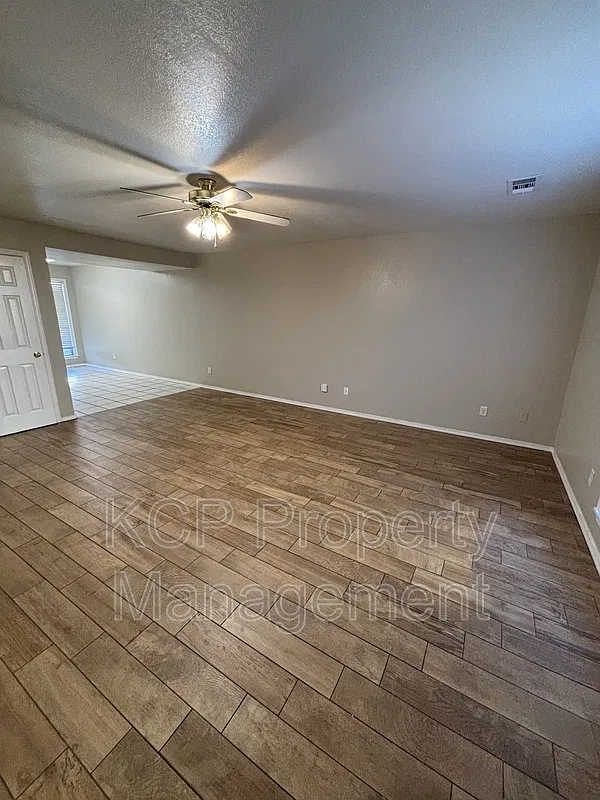 3 bed, 2.5 bath, $950 — Photo 2