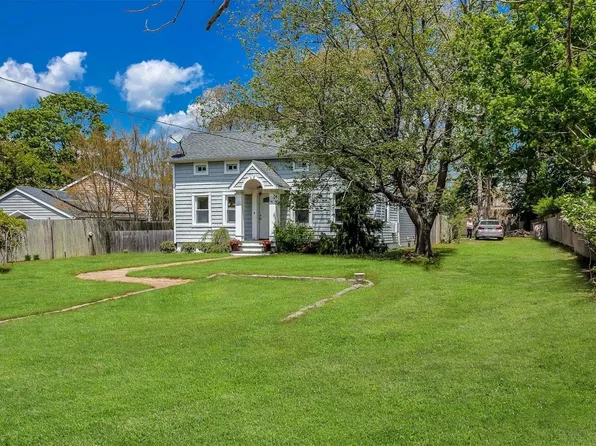 27 Shinnecock Road, Hampton Bays, NY 11946