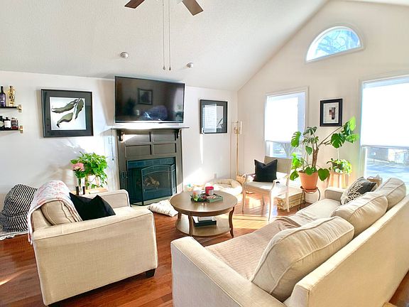 3rd image of 221 Sherwood Hills Dr