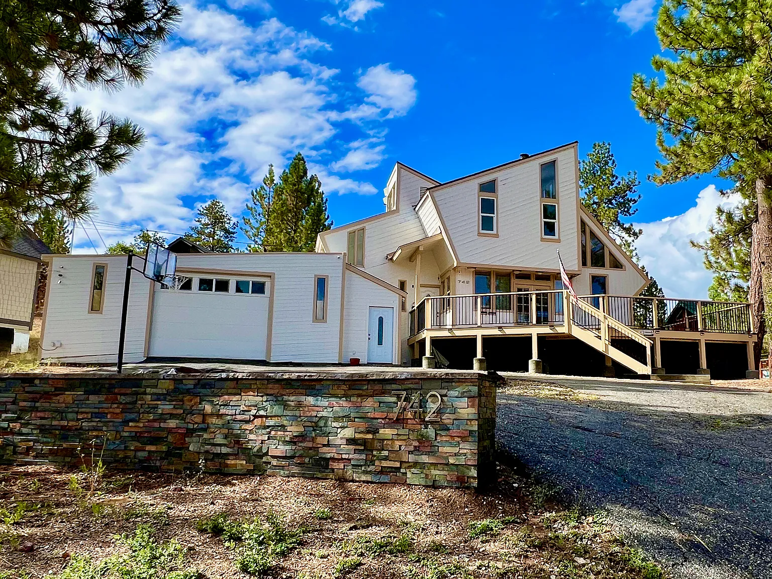 3 bed, 2.5 bath, 2654 sqft, $4,200 — Photo 1
