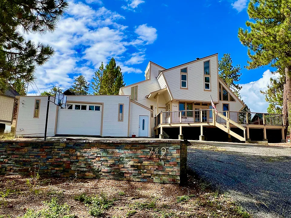 742 Tulip Ln