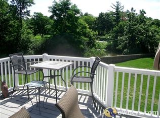 8 Nadelhoffer Ct, Woodridge, IL 60517