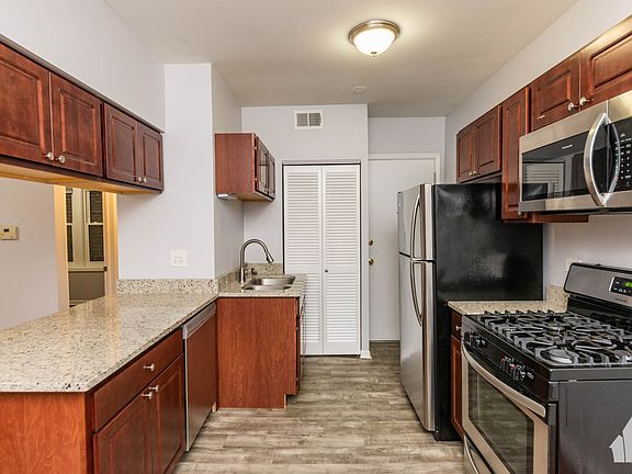 4th image of 3714 N Sheffield Ave #102