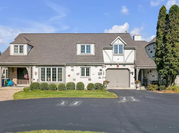 2707 West Cassel LANE, Mequon, WI 53092